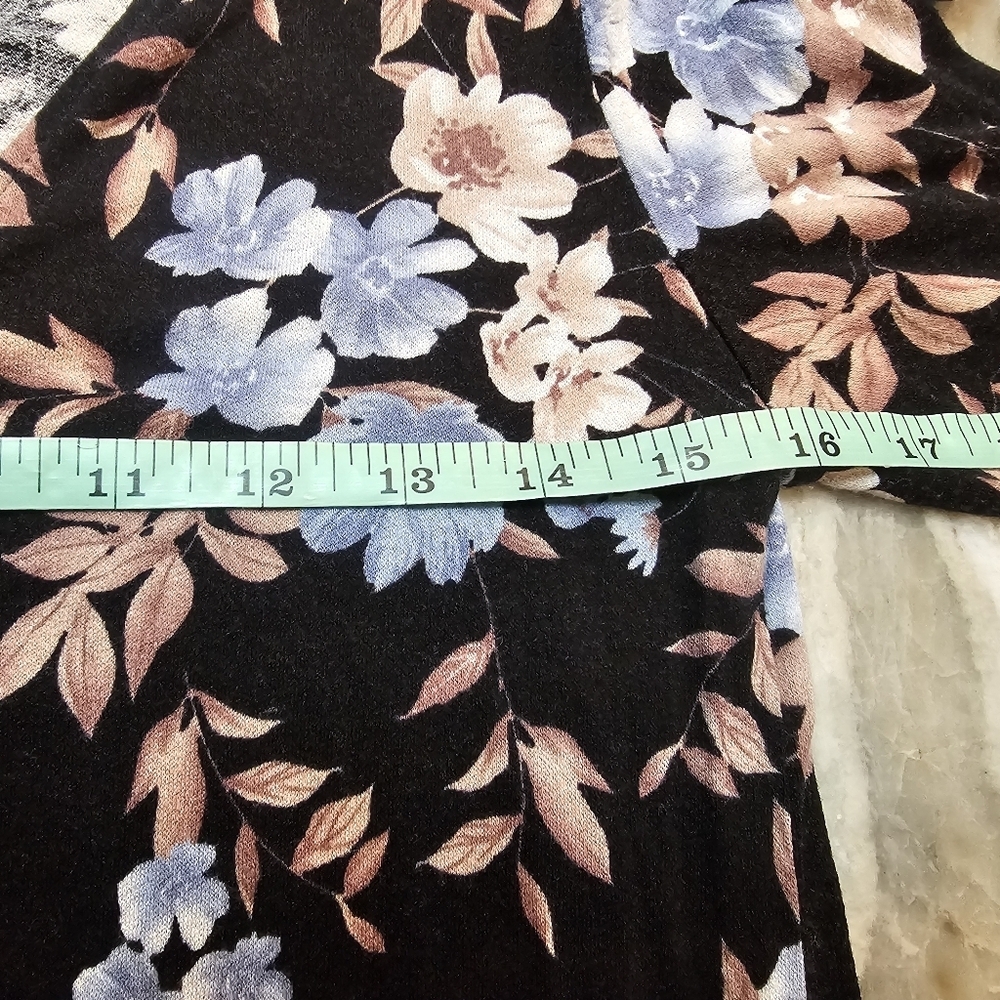 American Eagle Soft Sexy Crepe Floral Wrap Blouse XS Bell Sleeve Black Blue Tan - Picture 10 of 11